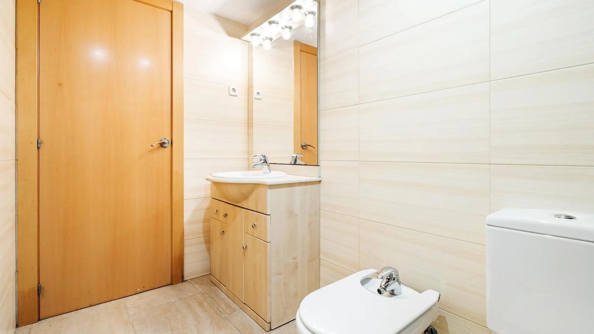 Ab Besos River Apartment Barcelona 0*,  Spanien